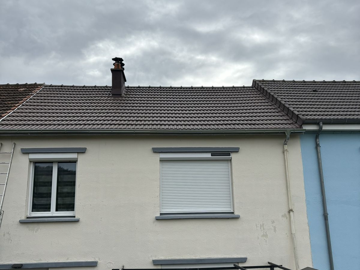 La même façade avec sa toiture neuve en tuiles terminée